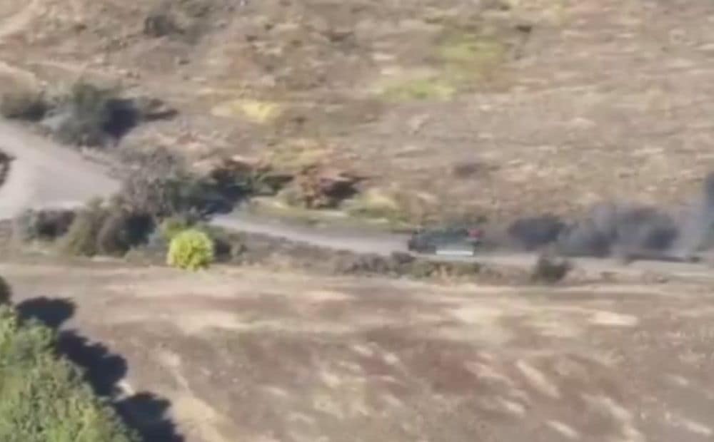 Ukrainas bruņutransportieris evakuē ievainotus karavīrus no Kupjanskas apkārtnes