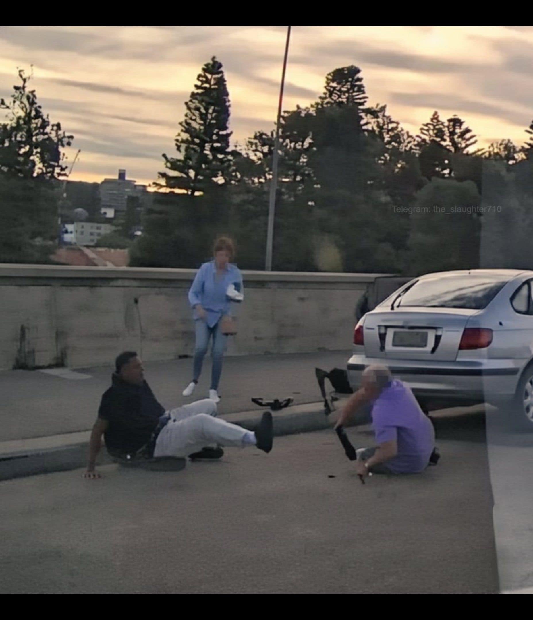 Sirmgalvju pāris varonīgi mēģina atbruņot Bondi slaktiņa sarīkotāju, samaksājot ar savām dzīvībām