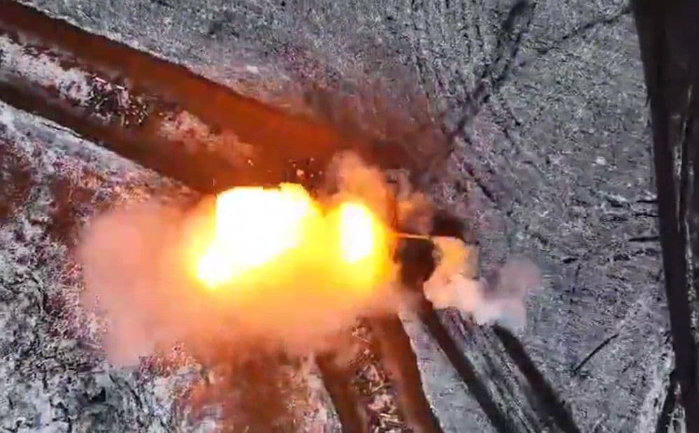 Ukrainas aizstāvji no drona iemet spridzekli tieši okupantu tanka lūkā