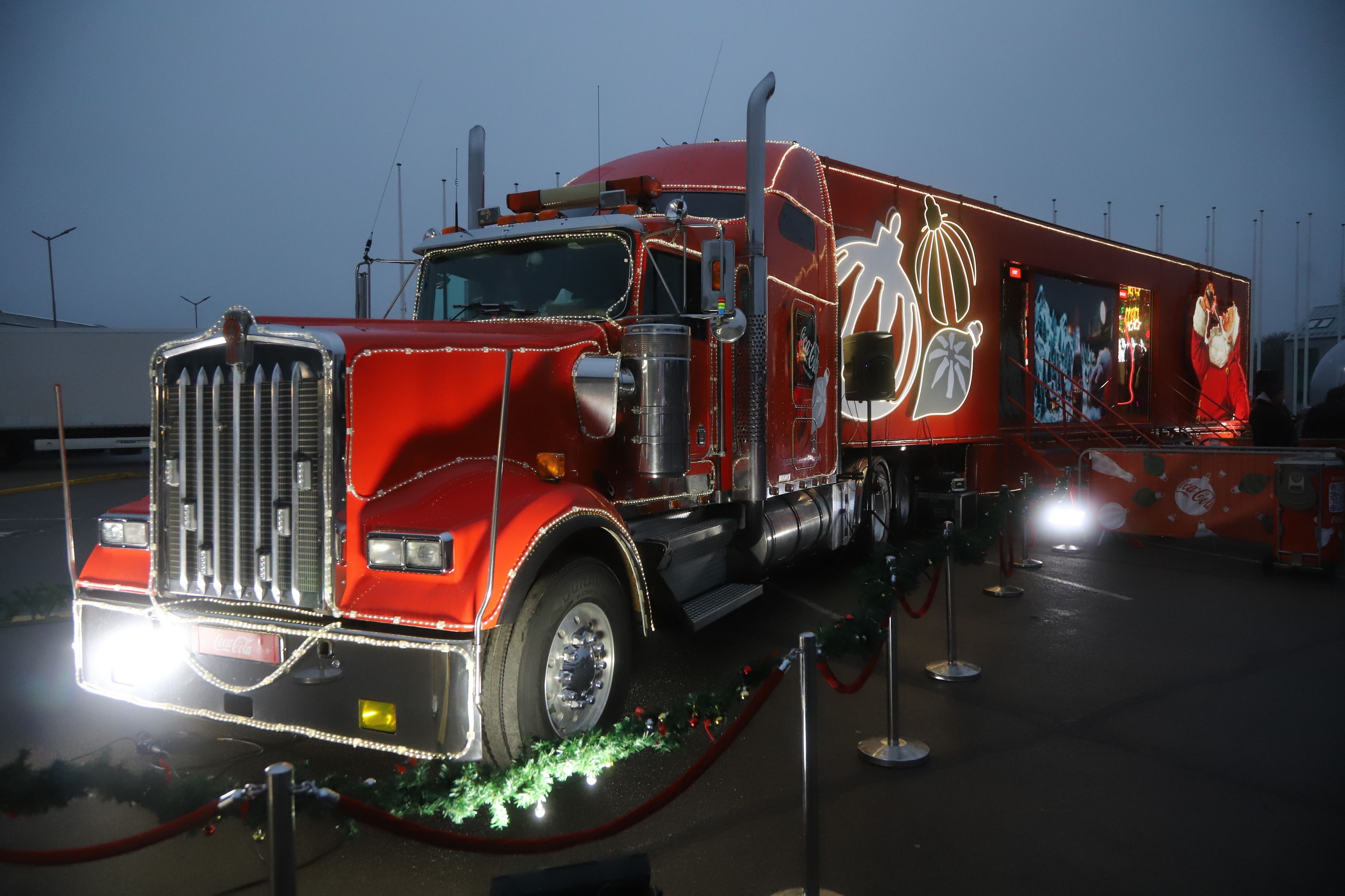 Rīgā ieradusies leģendārā "Coca-Cola" Ziemassvētku automašīna