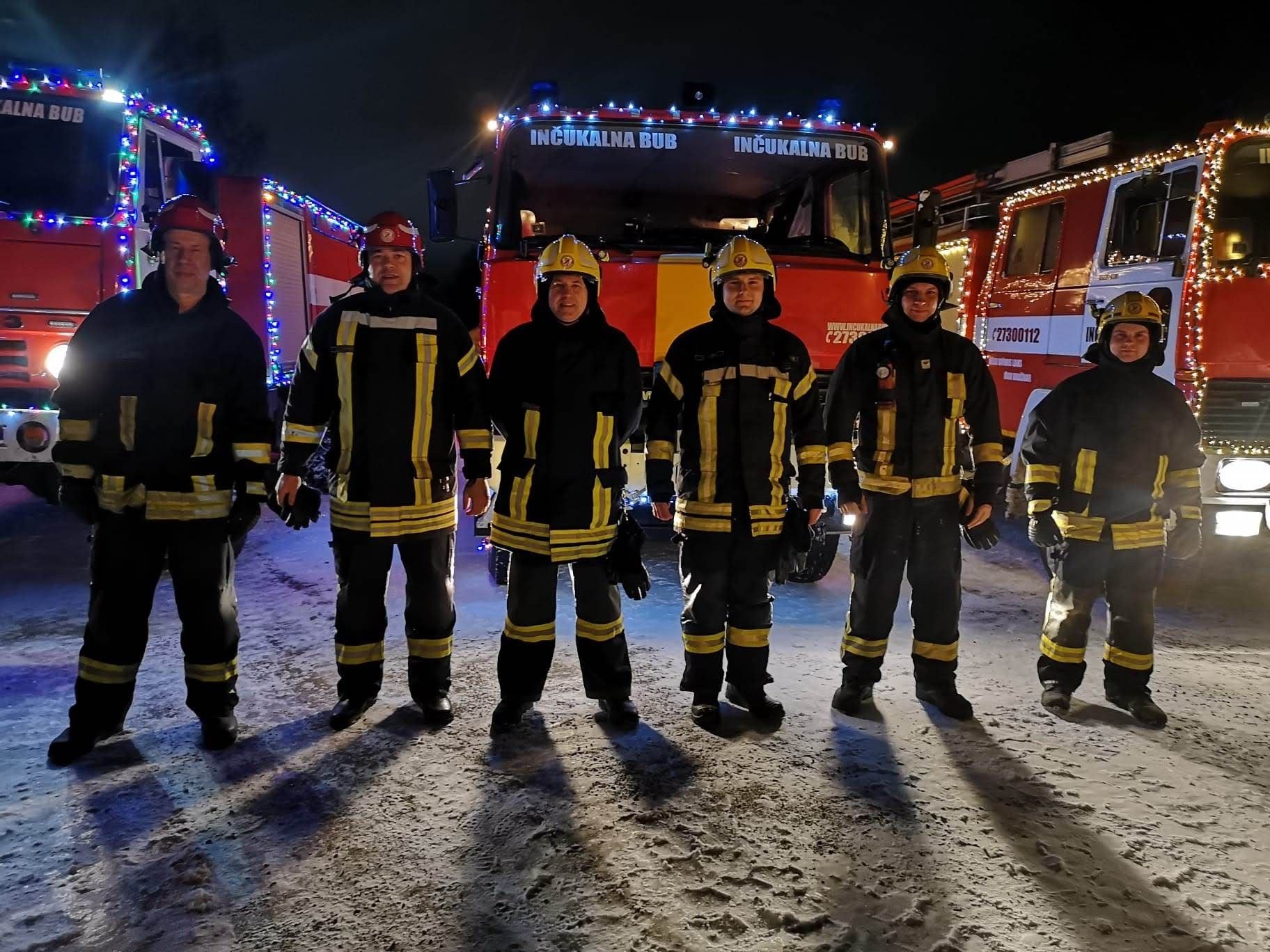 Ugunsdzēsēji ienes Ziemassvētku burvību Siguldas ielās