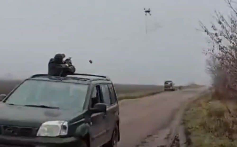 Ukrainas karavīri parāda, kā efektīvi neitralizē optisko šķiedru FPV dronus