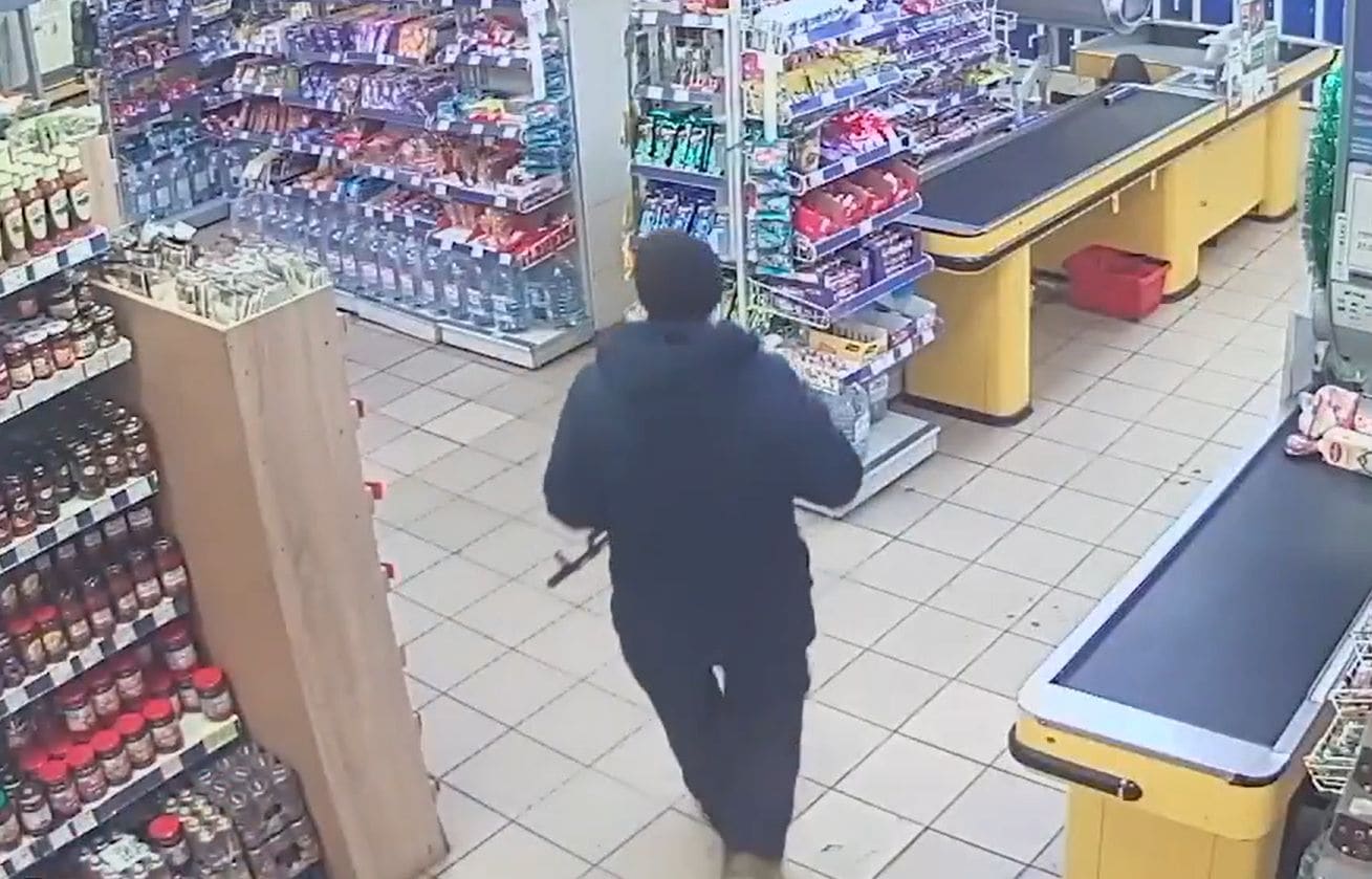 Vīrietis ar Kalašņikova automātu šaudās Doneckas lielveikalā