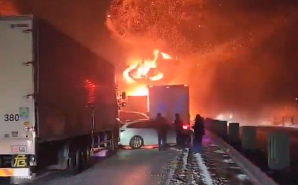 Japānā melnais ledus uz šosejas izraisa smagu avāriju, kur sadūrušies 57 transportlīdzekļi