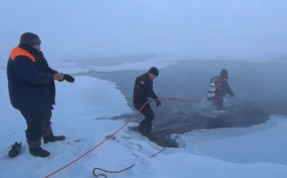 Glābšanas darbi Jakutskā, kur mikroautobuss ar pasažieriem ielūza ledū