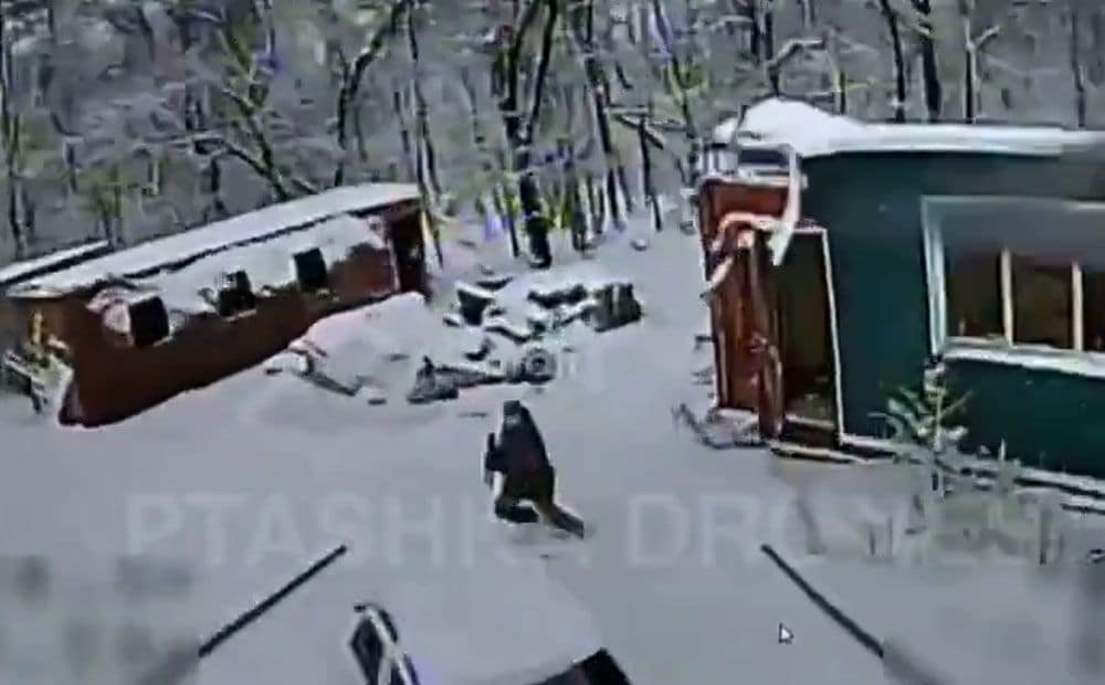 Ukrainas aizstāvji ar FPV droniem uzbrūk okupantu tehnikai