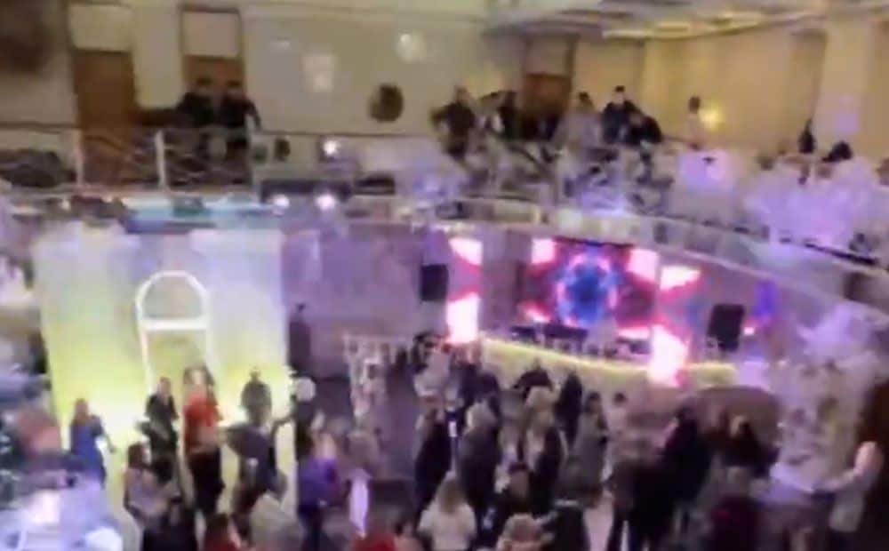 Okupanti rekonstruētajā Mariupoles Drāmas teātrī "iegriež Jaungada diseni"