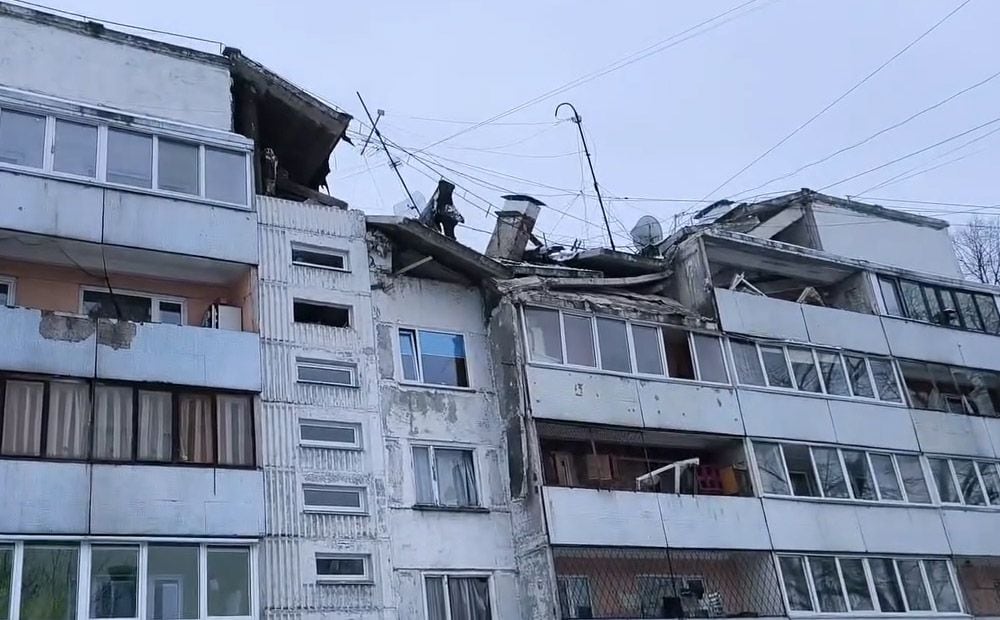 Rīgā daļēji sagruvis daudzstāvu ēkas jumts