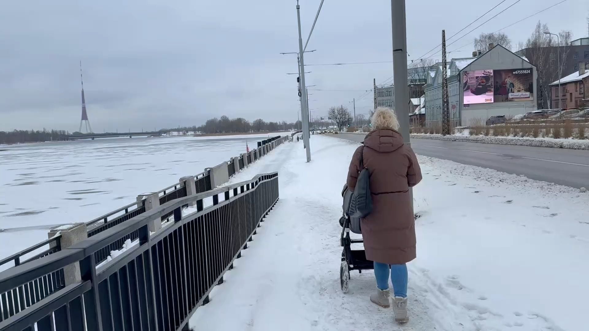 Testējam: cik ērti pa jauno Mūksalas promenādi ir pārvietoties mammām ar bērnu ratiņiem
