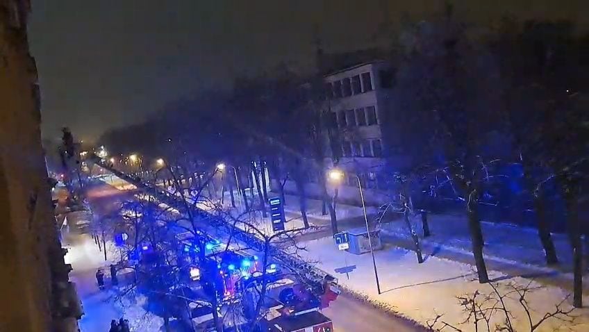 Pērnavas ielā izcēlies ugunsgrēks - no nama evakuēti seši cilvēki