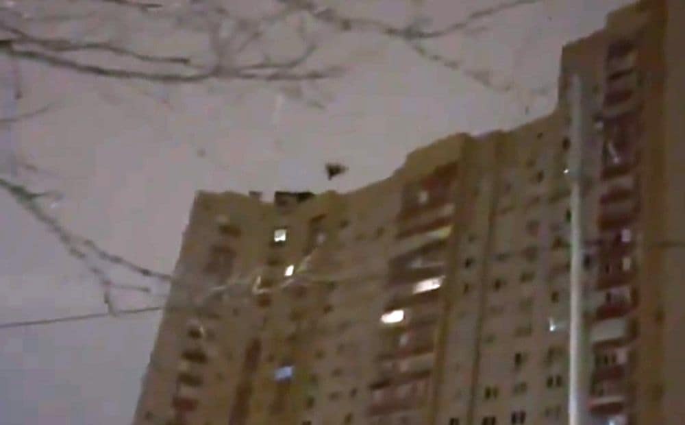 Krievu okupantu drons ietriecas augstceltnē Kijivā