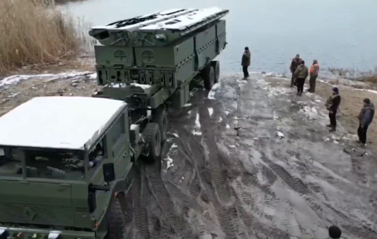 Ukrainas Bruņoto spēku inženieri saņem Francijas motorizētos pontonu prāmjus