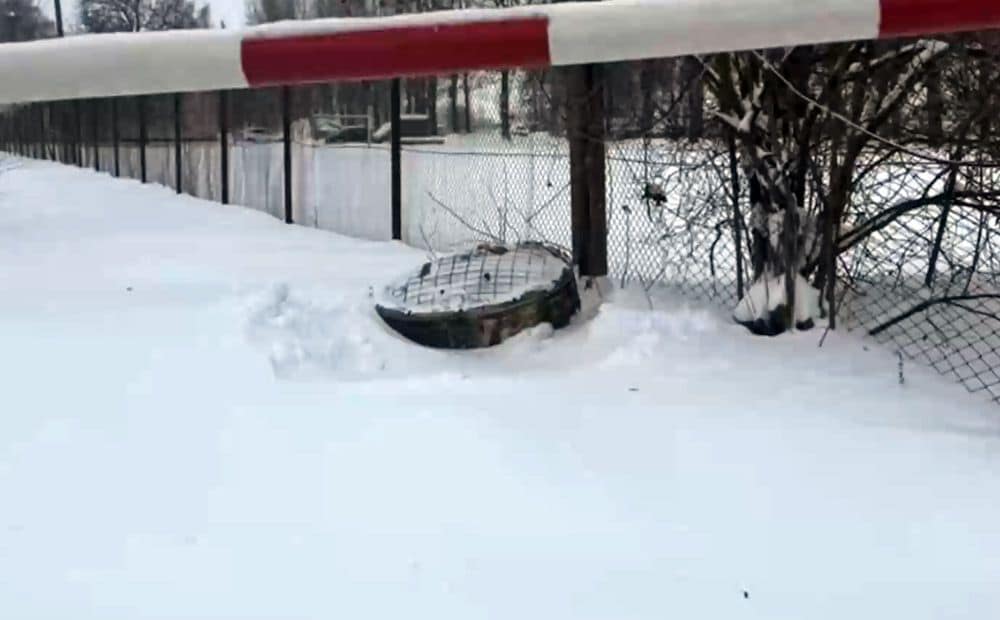 Ukrainas Drošības dienests demonstrē Ļvivas apgabala uzbrukumā izmantotās "Orešņik" raķetes atlūzas