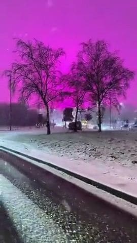 Debesis Birmingemā iekrāsojušās sirreālā tonī