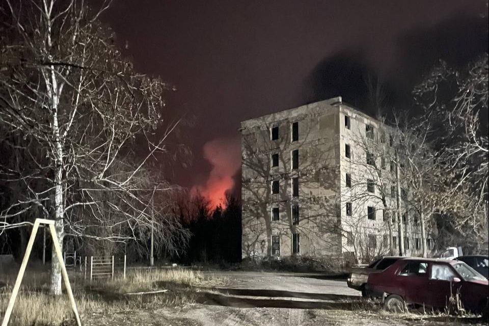 Okupētajā Makijivkā detonē Krievijas bruņoto spēku arsenāls