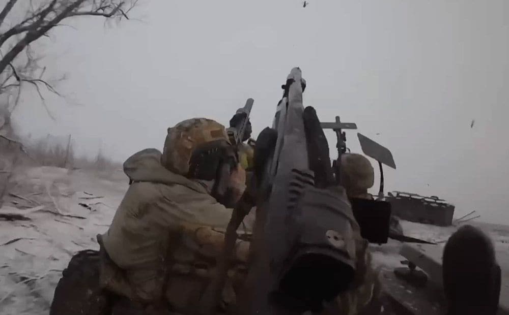 Ukrainas aizstāvji ar kājnieku ieročiem notriec okupantu FPV dronu