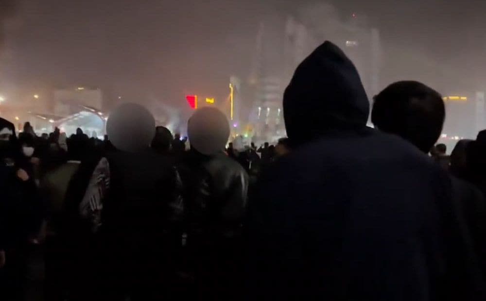 Irānas galvaspilsētā Teherānā drošības spēki ar kaujas munīciju šauj uz protestētājiem