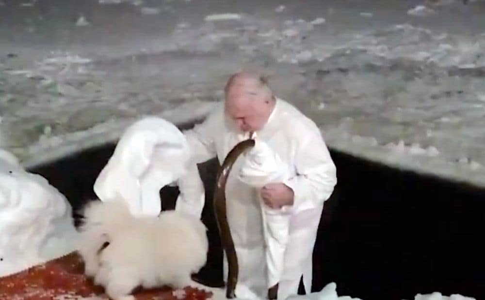 Lukašenko iegremdējas ledus aukstā ūdenī