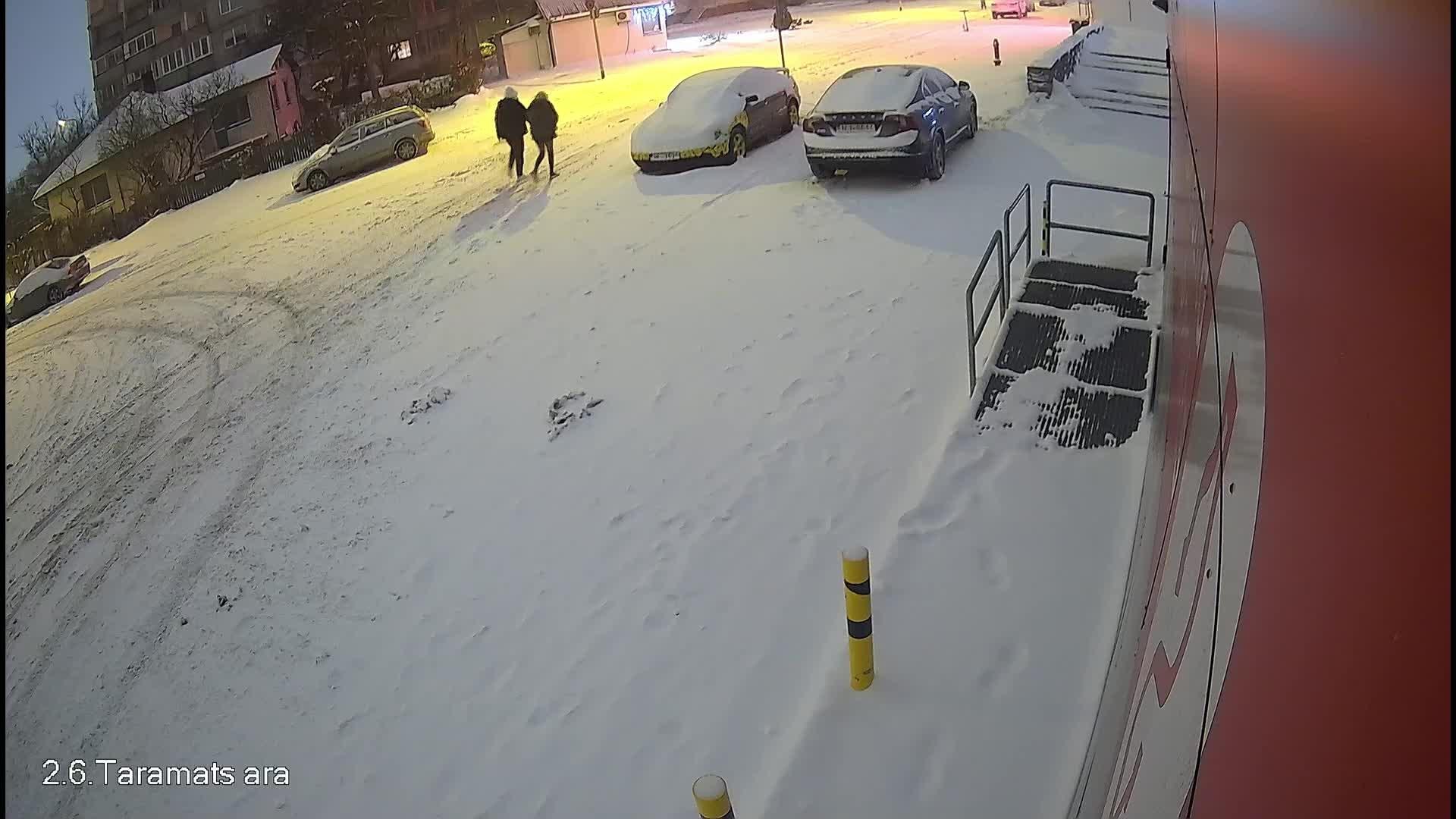 Lūdz atpazīt video redzamās personas saistībā ar miesas bojājumu nodarīšanu nepilngadīgai personai