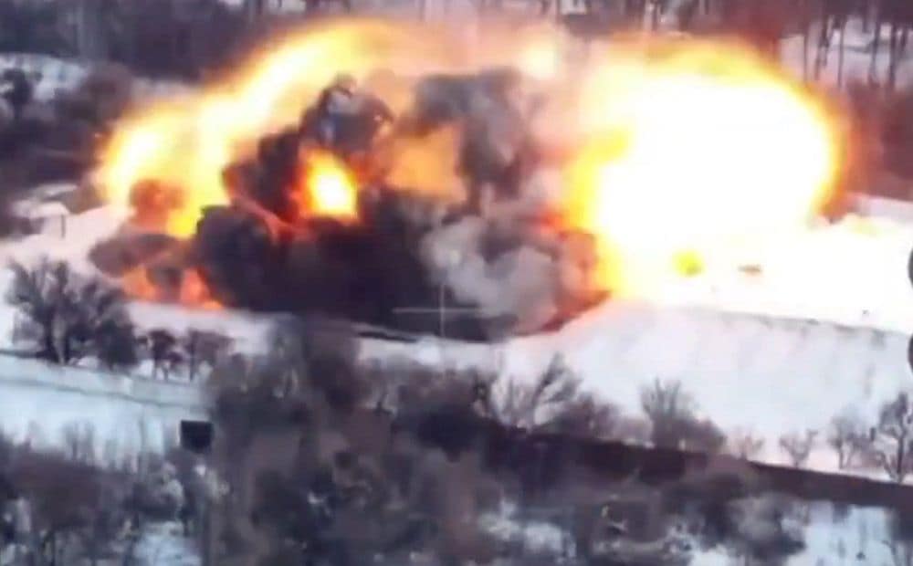 Ukrainas aizstāvji ar sauszemes dronu uzlaiž gaisā okupantu patvērumu