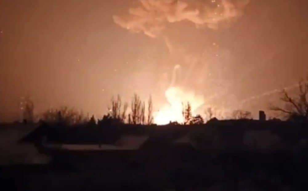 Ukrainas aizstāvji ar droniem veikuši triecienu pa okupantu munīcijas noliktavu Dabaļcevē