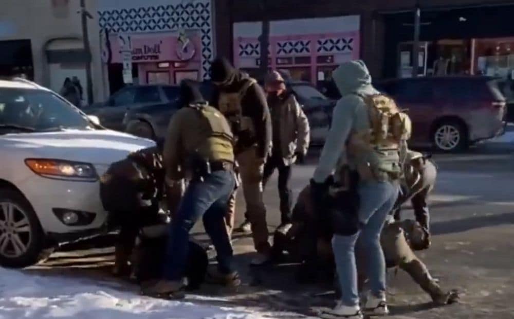 ICE aģents Mineapolē nogalina Aleksu Preti