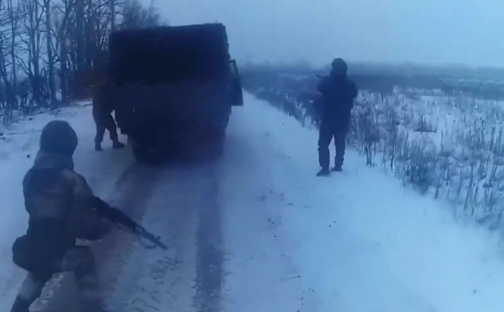 Ukrainas drons ielido krievu okupantu automašīnas kravas nodalījumā