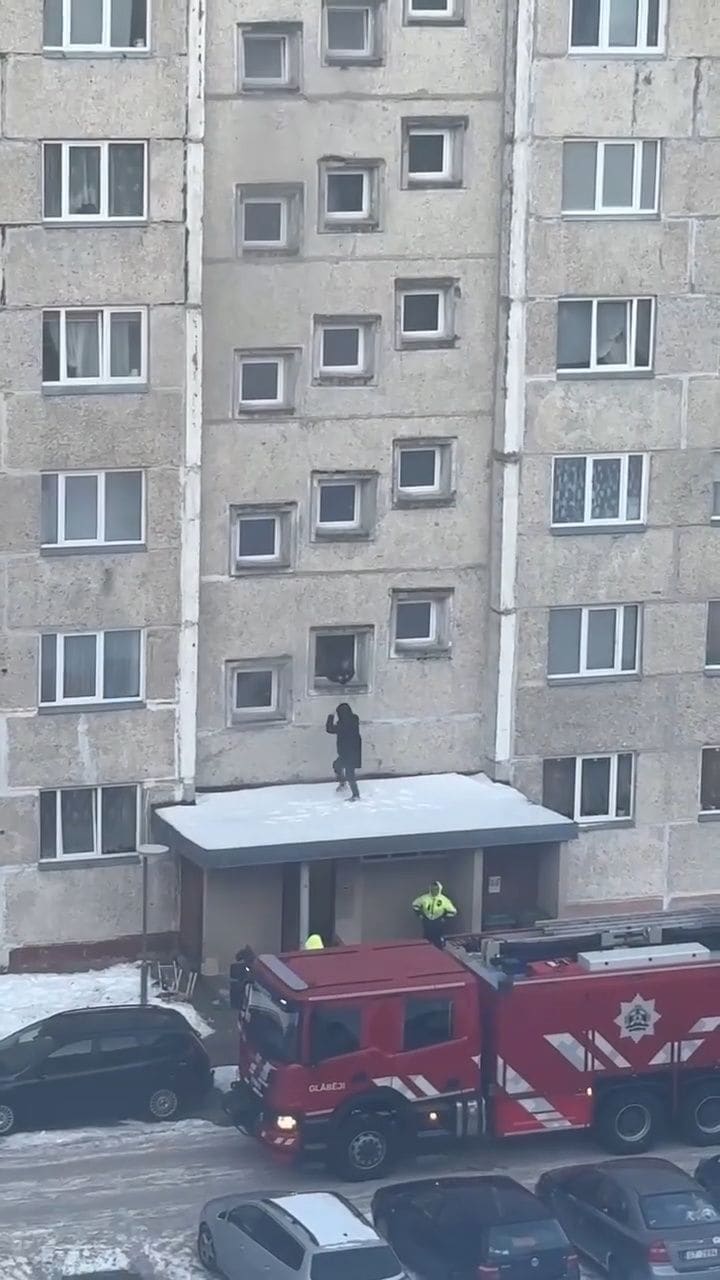 Ventspilī deviņstāvu ēkā izcēlies ugunsgrēks