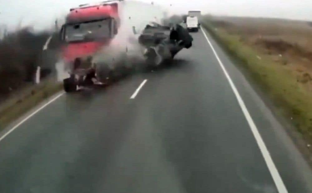 Mikroautobuss ar grieķu futbola faniem Rumānijā iekļūst nāvējošā avārijā