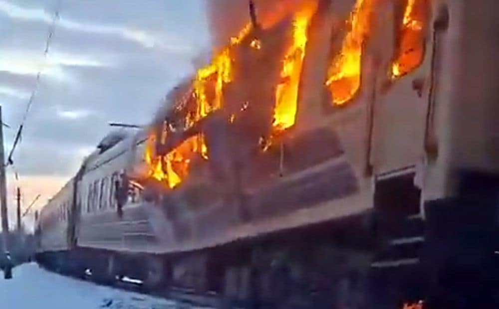 Okupanti ar dronu Harkivas apgabalā uzbrukuši pasažieru vilcienam