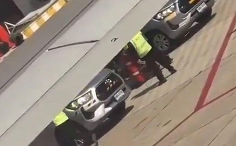 Puspliks krievu tūrists sarīko traci un izlec no pasažieru lidmašīnas