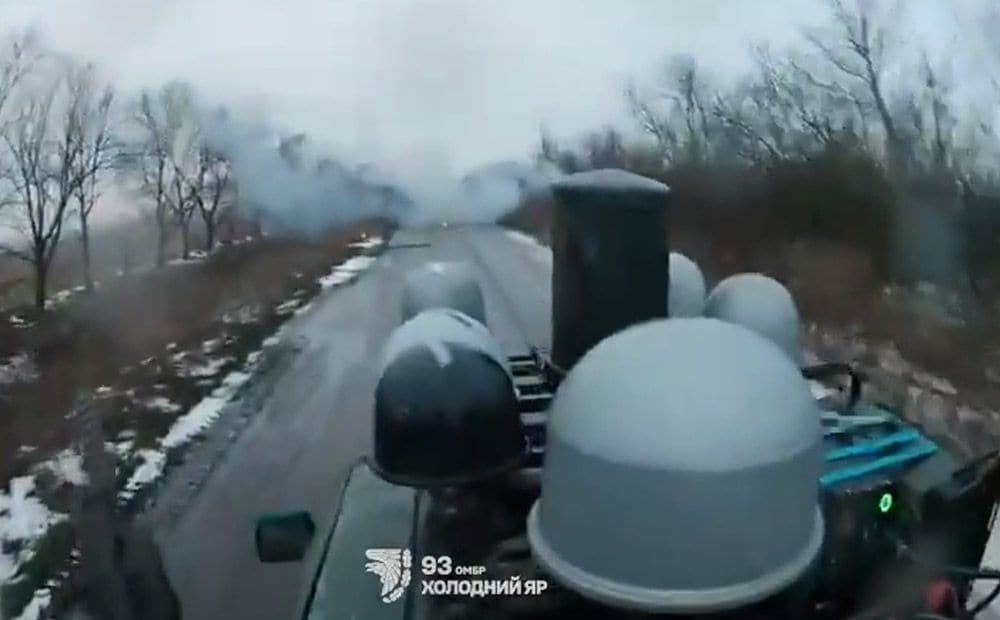 93. brigādes karavīri, pavadot žurnālistu, notriec krievu kamikadzes dronus