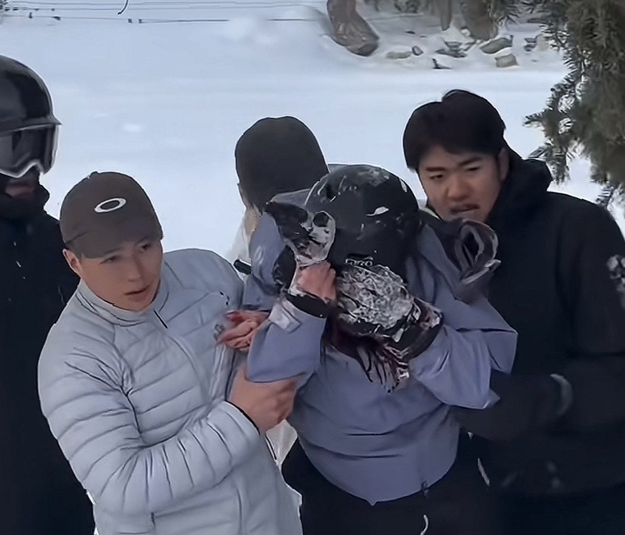 Ķīnā sievietei selfijs ar sniega leopardu gandrīz maksā dzīvību