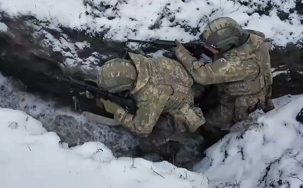 Ukrainas triecienuzbrukuma pulks mācībās simulē reālu kauju