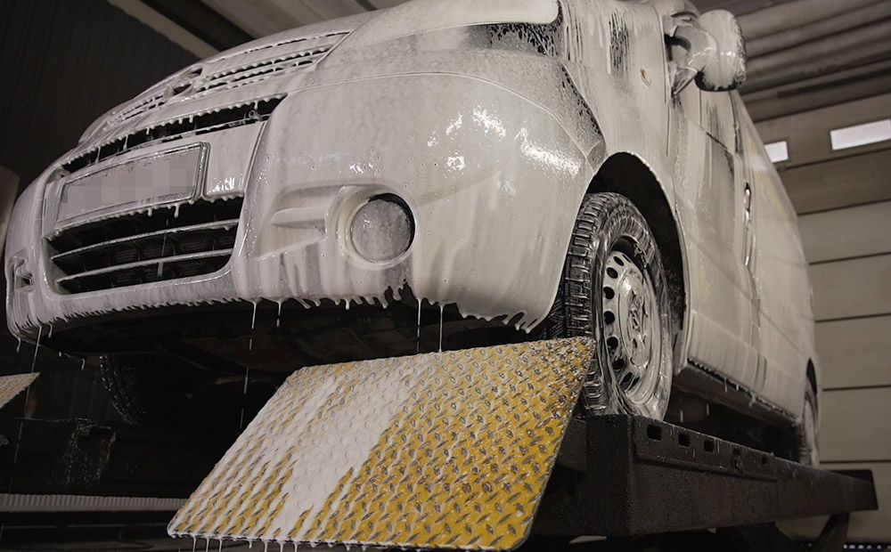 Ārā joprojām sals? Īstais laiks auto virsbūves atsāļošanai!