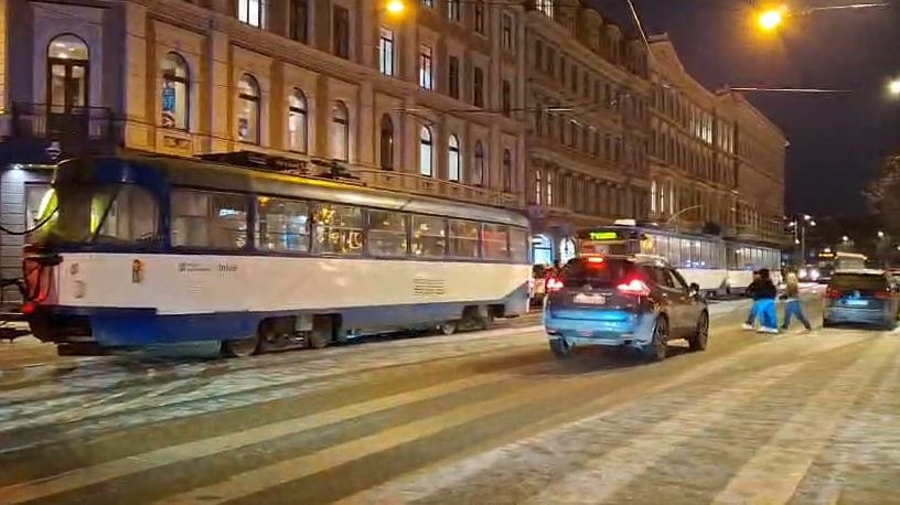 Pamatīgs tramvaju sastrēgums pie Vecrīgas