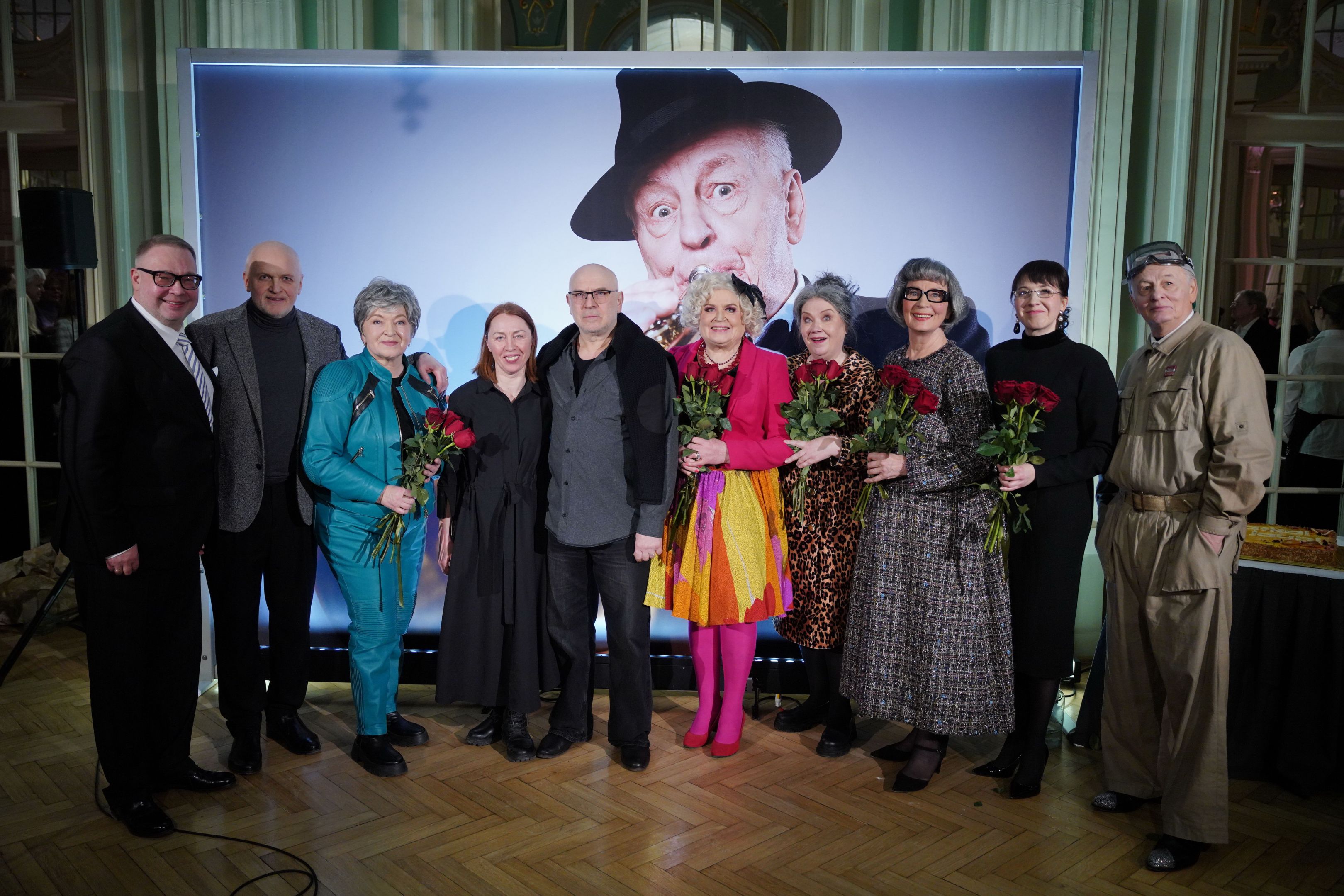 Eksprezidenti, eksministri un citi kultūras cienītāji Nacionālajā teātrī bauda lietuviešu režisora Atkočūna debiju ar humorpilno iestudējumu "Kad atkal būsim jauni"