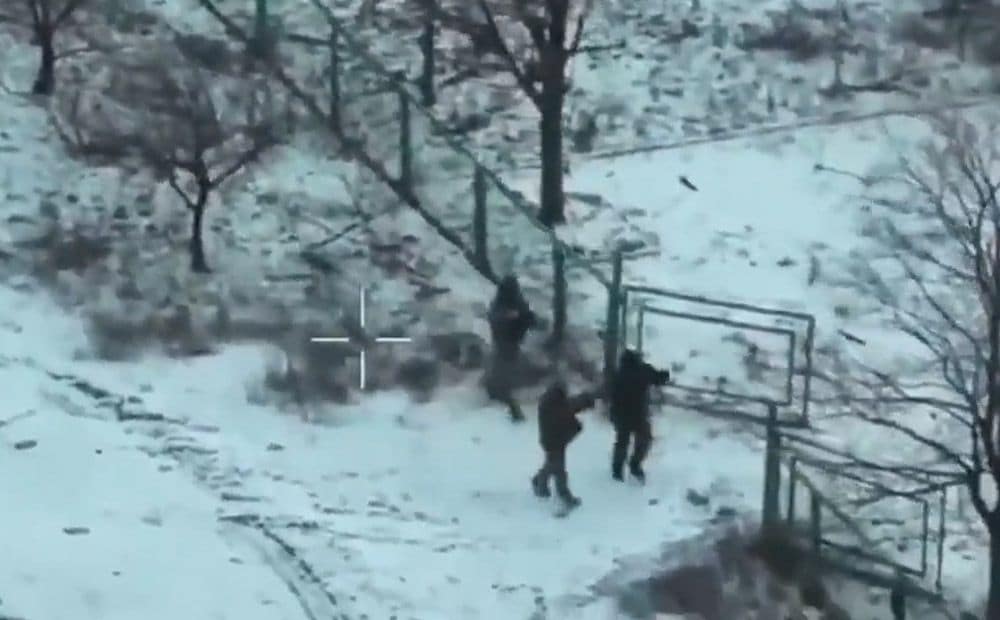 Krievu okupantiem, kas bija padevušies ukraiņiem, medī pašu iebrucēju droni