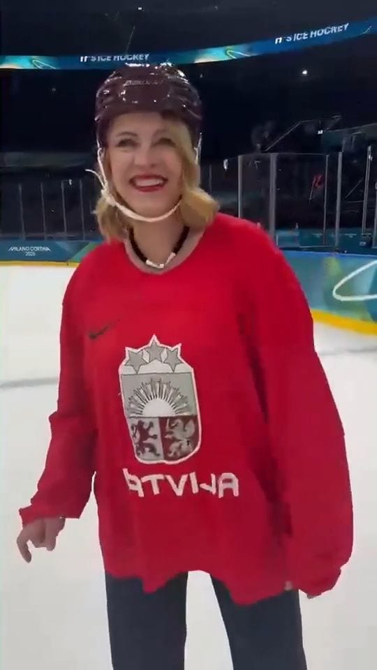 Evika Siliņa pievienojas hokejistiem treniņā