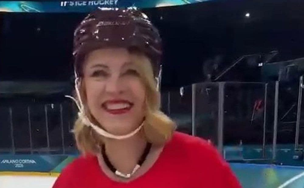 Evika Siliņa pievienojas hokejistiem treniņā