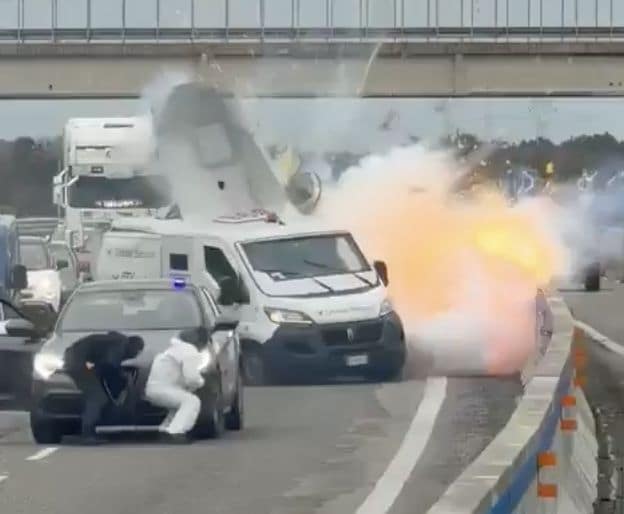Bruņota banda Itālijā uzspridzina inkasācijas transportlīdzekli