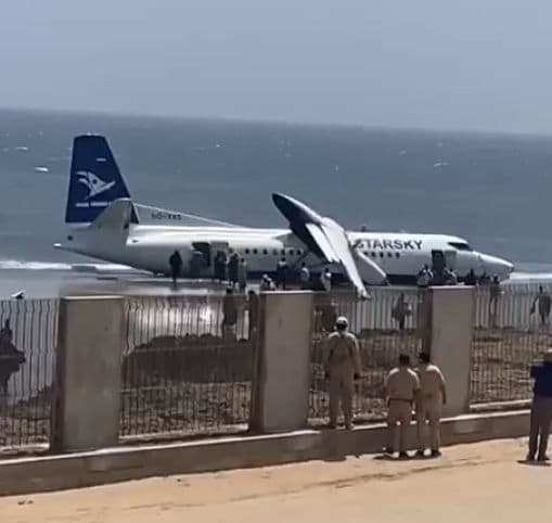 Lidmašīna ar 55 cilvēkiem nosēžas okeānā pie Somālijas