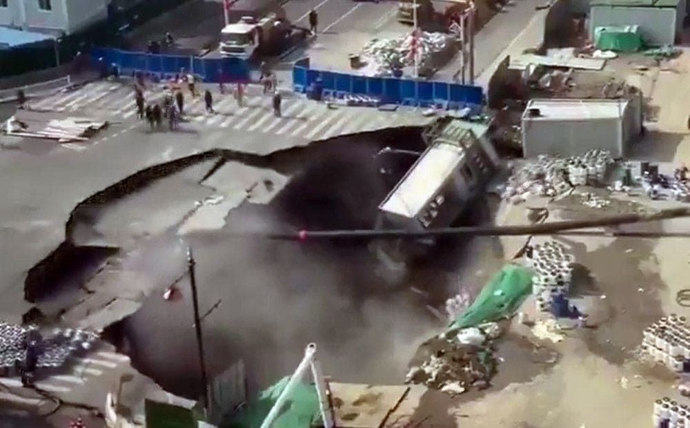 Šanhajā netālu no metro būvlaukuma izveidojas milzīga bedre