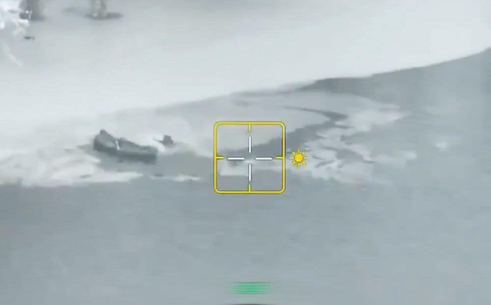 Ukrainas aizstāvji ar dronu uzbrūk okupant laivai