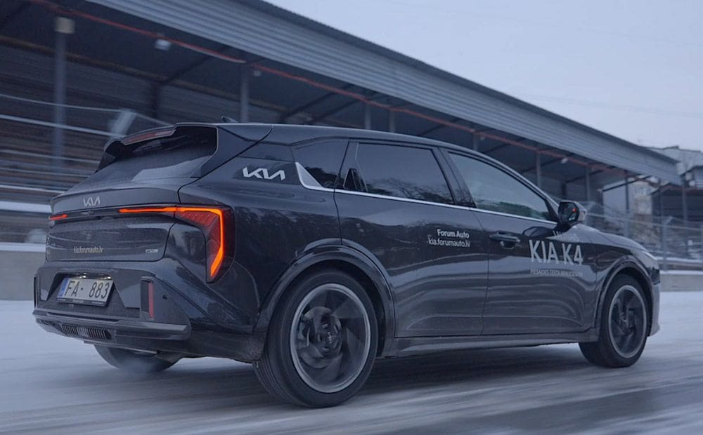 KIA K4 apliecina atgriešanos degvielas kompaktklasē