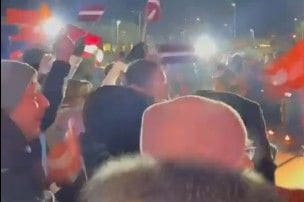 Siguldā ar gavilēm sagaida Elīnu Ievu Botu un citus Latvijas olimpiešus