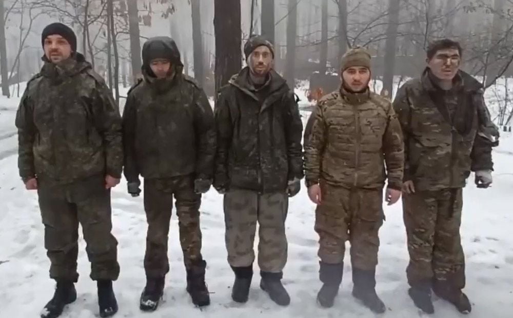 Ukraiņi izmanto dronu ar skaļruni, kā rezultātā pieci krievu iebrucēji nolemj padoties