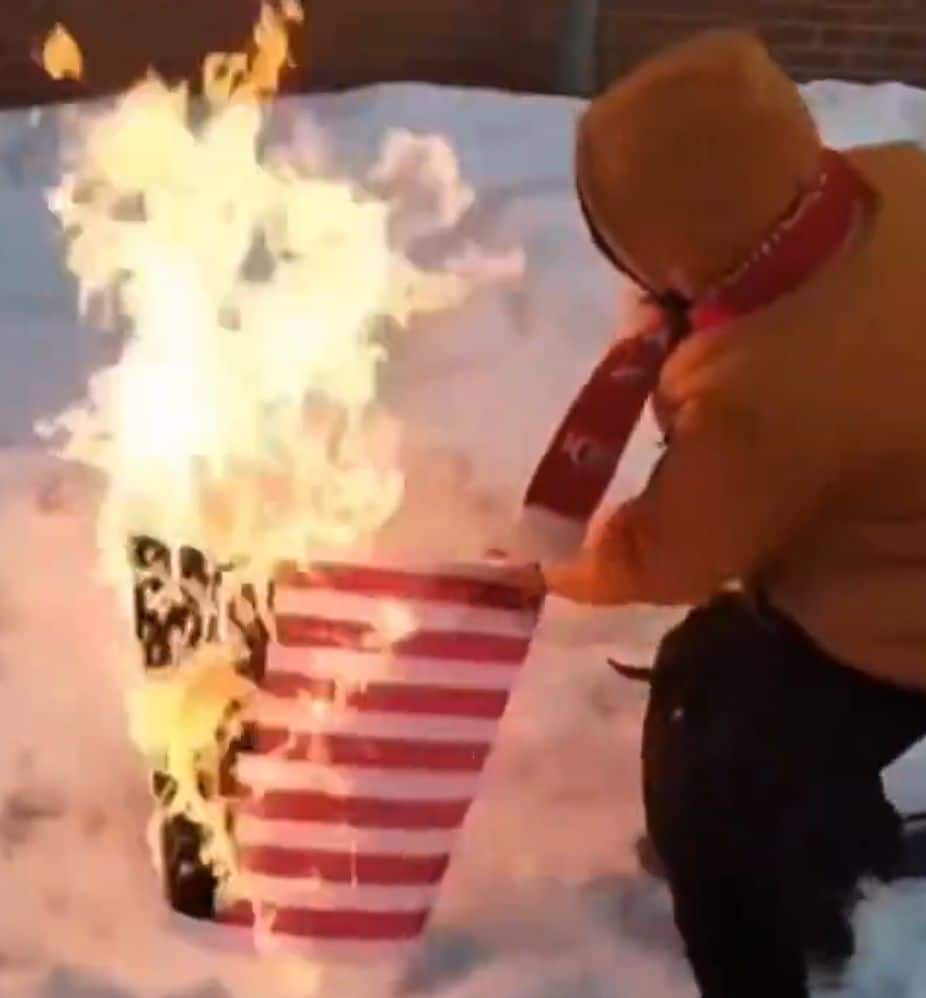 No Latvijas aizmukušais komunistu aktīvists Beness Aijo Maskavā kliedz saukļus pret ASV un gandrīz aizdedzina sevi