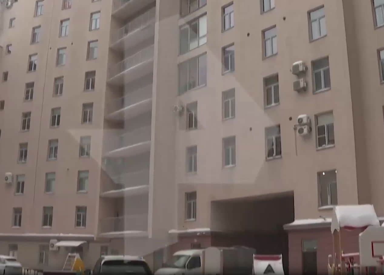 Sētnieks noķer pa septītā stāva logu izkritušu zēnu