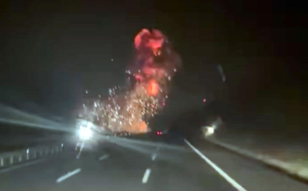 Turcijā noslogotā automaģistrālē ietriecies F-16 iznīcinātājs